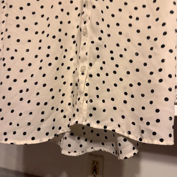 Polka Dot Sleeveless Blouse - Picture 6 of 7
